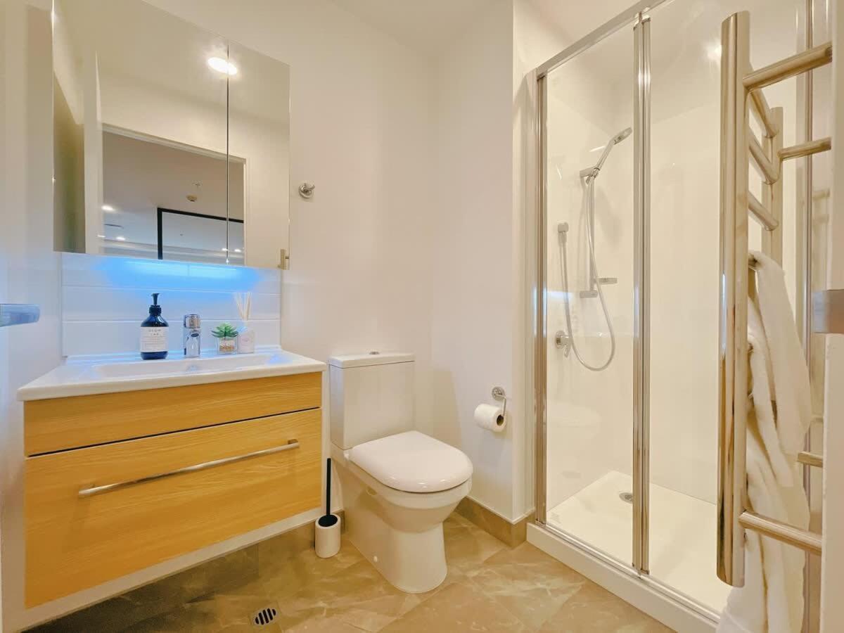 Tree-lined Parkside With Pool & Gym Apartment Auckland