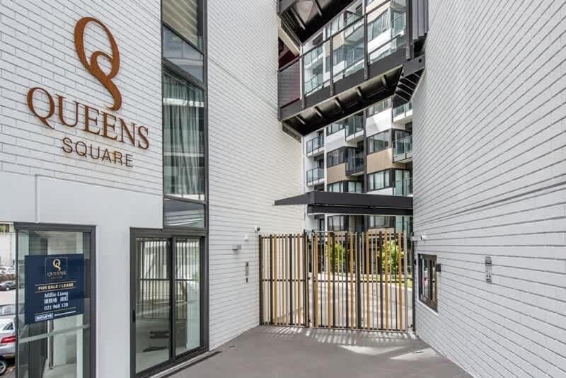 Refreshing 2 Bedrooms On Queen St Living Auckland