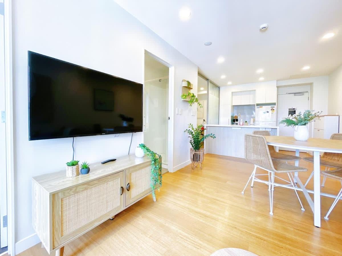 Apartment Refreshing 2 Bedrooms On Queen St Living