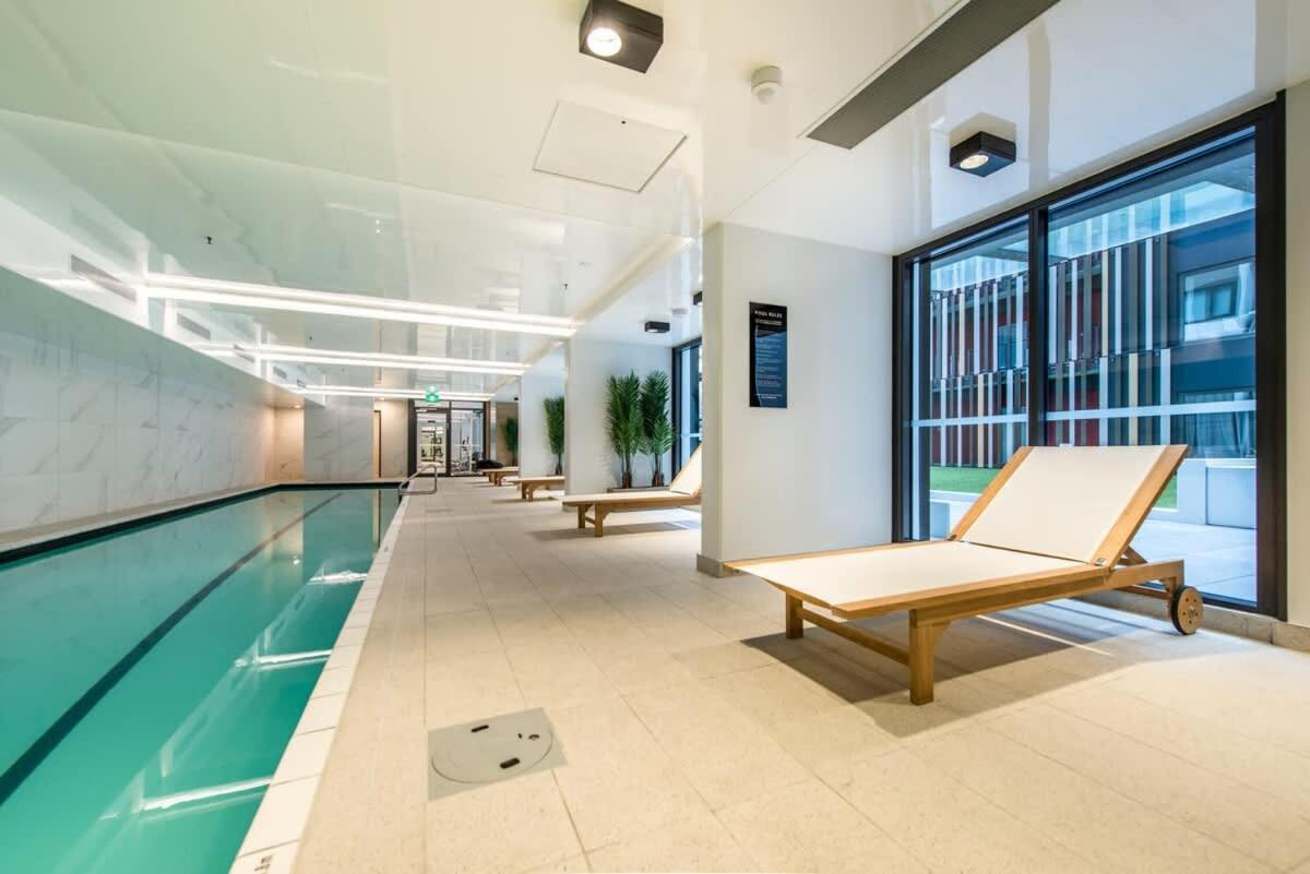 Refreshing 2 Bedrooms On Queen St Living Auckland
