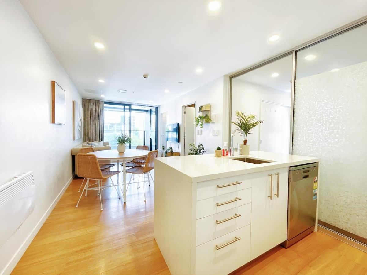 Refreshing 2 Bedrooms On Queen St Living Apartment *