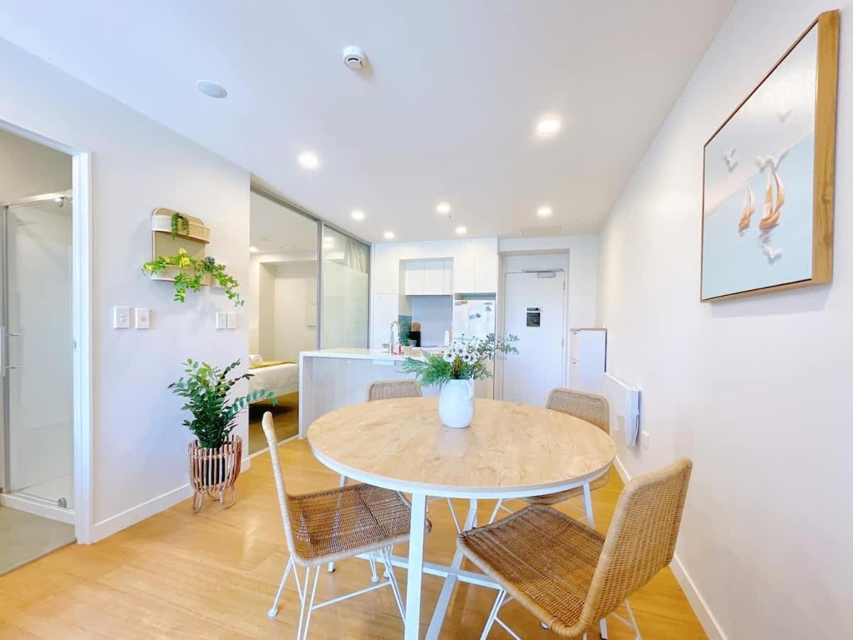 Apartment Refreshing 2 Bedrooms On Queen St Living *