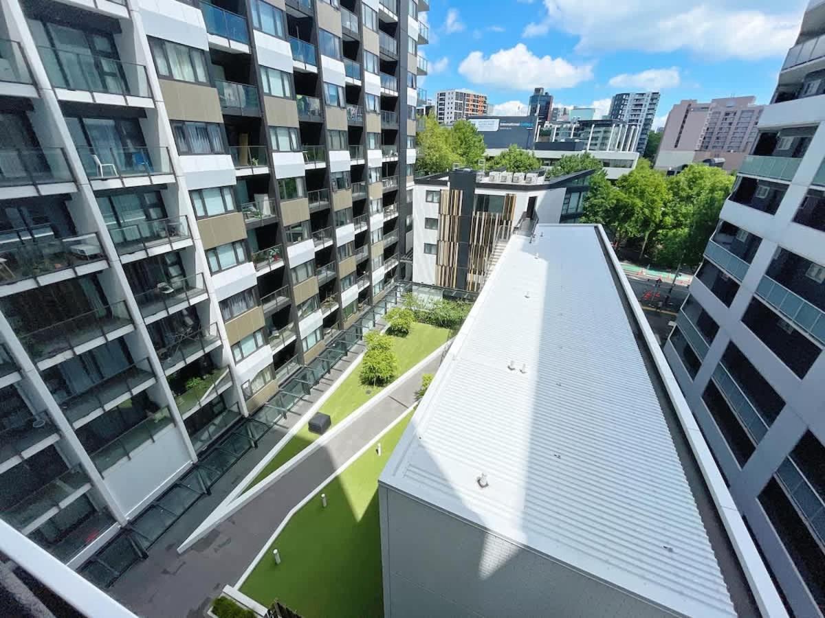 Refreshing 2 Bedrooms On Queen St Living Auckland