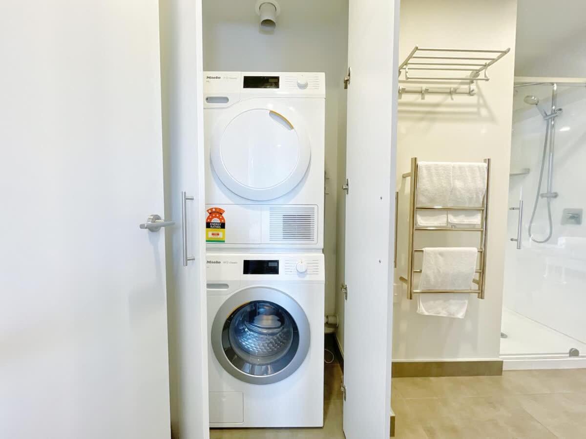 Refreshing 2 Bedrooms On Queen St Living Apartment