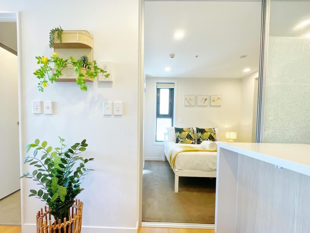 Refreshing 2 Bedrooms On Queen St Living Apartment *