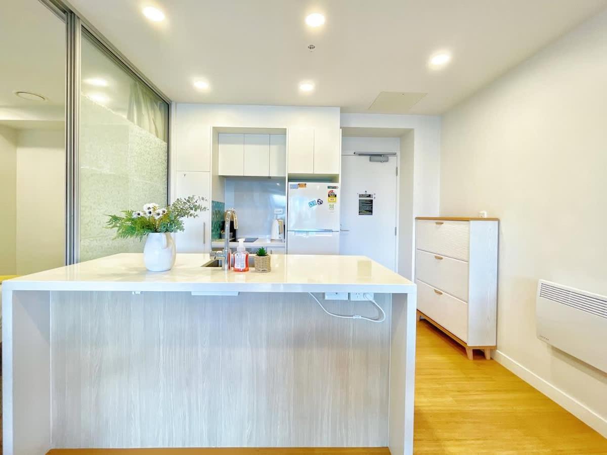 Refreshing 2 Bedrooms On Queen St Living *