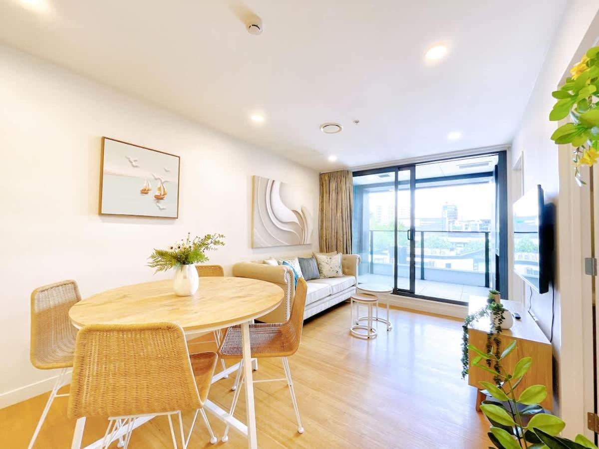 Refreshing 2 Bedrooms On Queen St Living Auckland