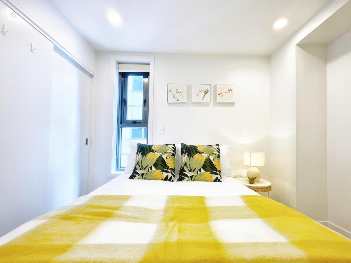Refreshing 2 Bedrooms On Queen St Living