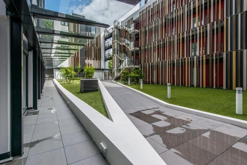 Refreshing 2 Bedrooms On Queen St Living Apartment *