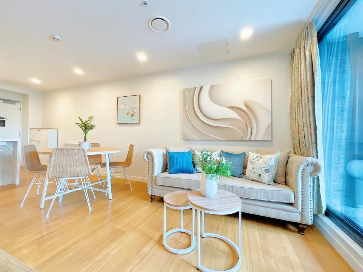 Refreshing 2 Bedrooms On Queen St Living Apartment