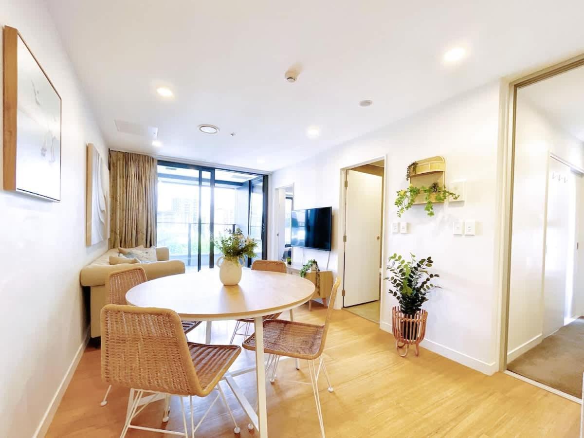 Refreshing 2 Bedrooms On Queen St Living Apartment *
