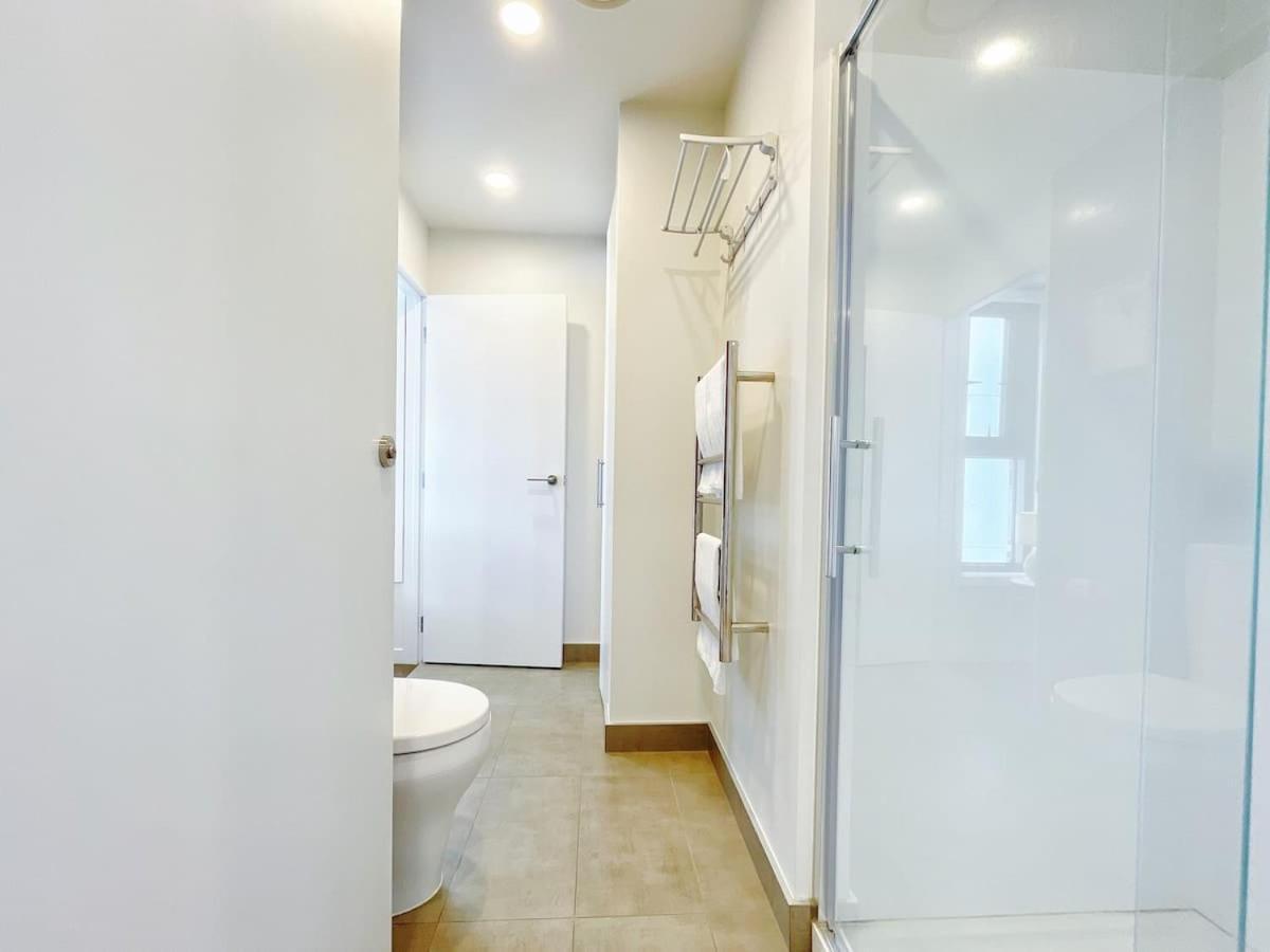 Refreshing 2 Bedrooms On Queen St Living * Auckland