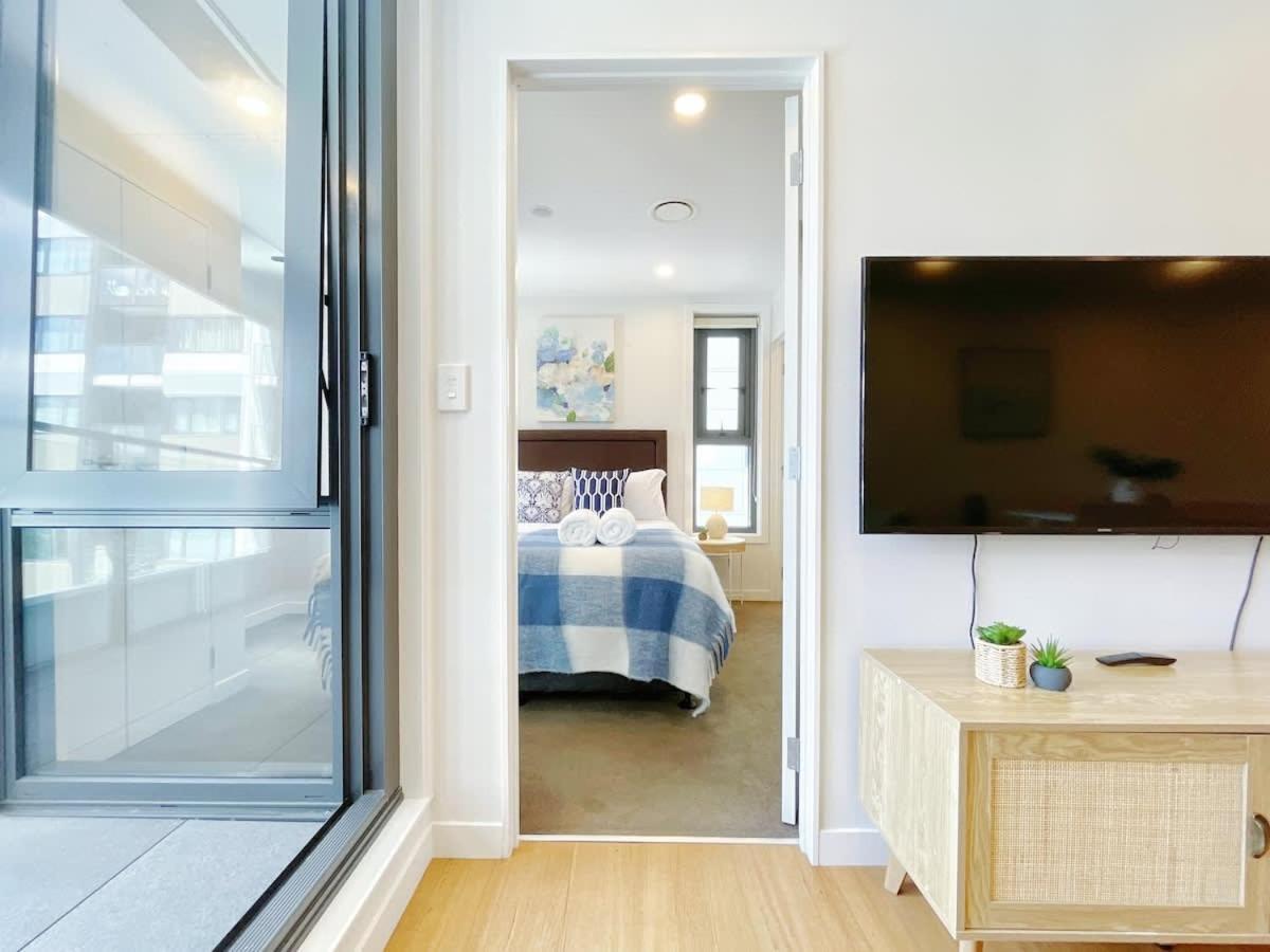Refreshing 2 Bedrooms On Queen St Living