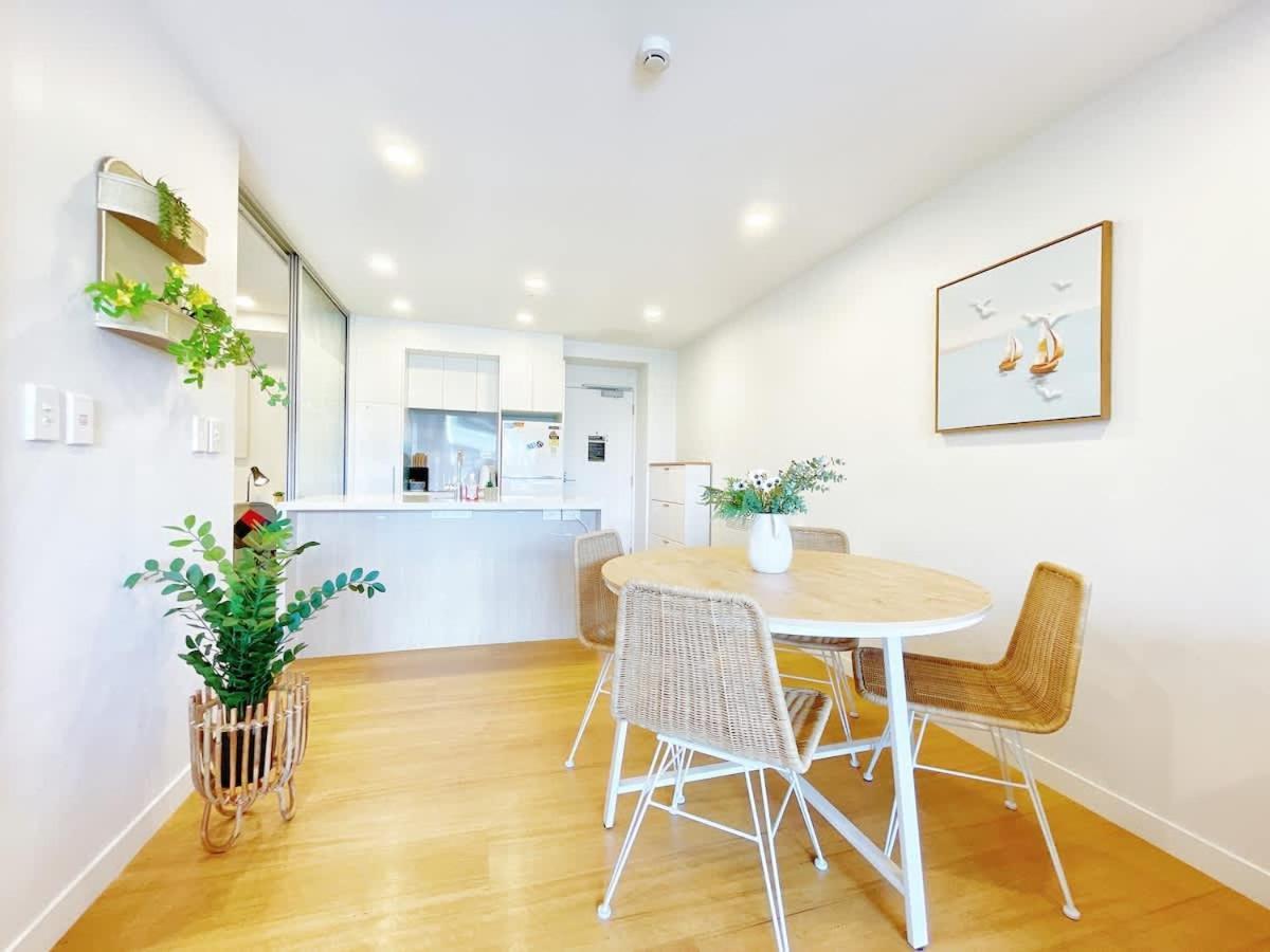 Refreshing 2 Bedrooms On Queen St Living Apartment *