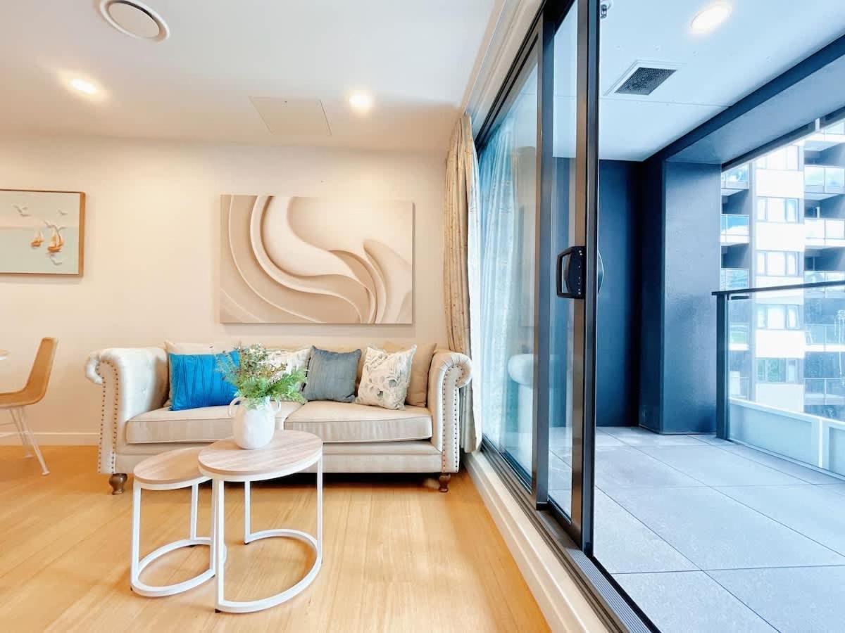 Refreshing 2 Bedrooms On Queen St Living Apartment