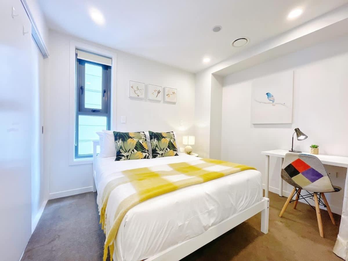Apartment Refreshing 2 Bedrooms On Queen St Living