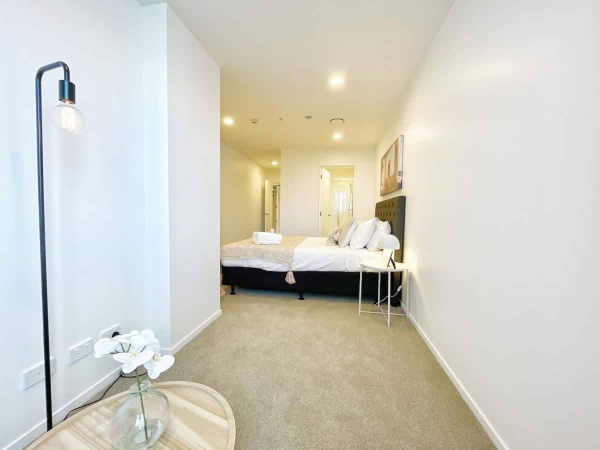 Designed Parkside Penthouse 2beds & 2baths - Pool Gym Apartment Auckland