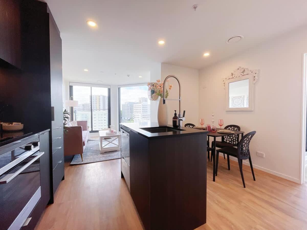 Designed Parkside Penthouse 2beds & 2baths - Pool Gym Apartment Auckland