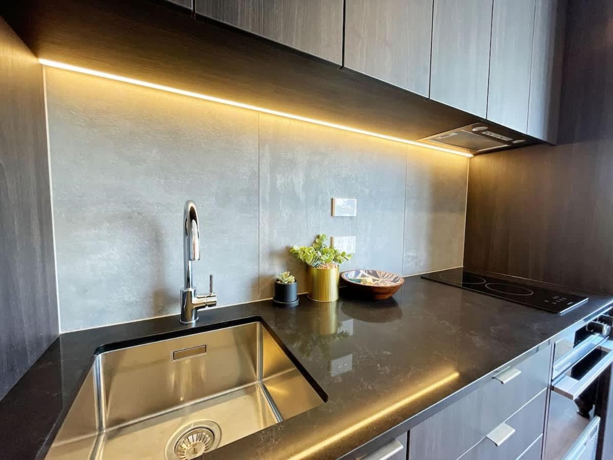 Parkside Air-con On Queen St - Pool & Gym Apartment
