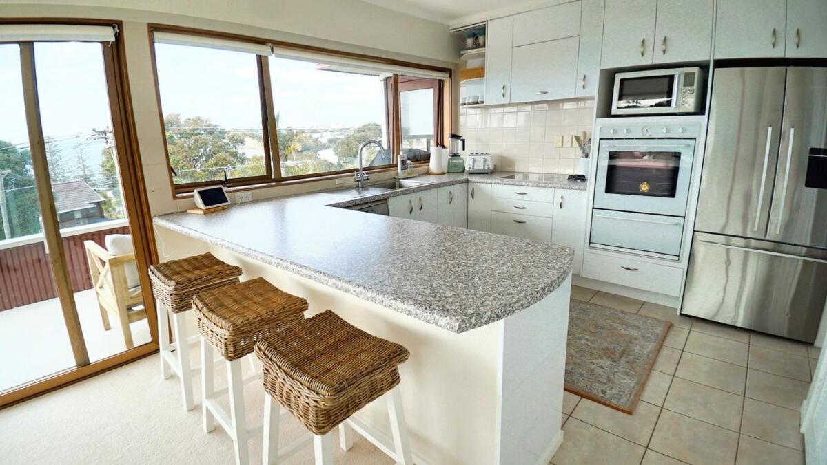 Views & Short Walk To Holiday home Auckland