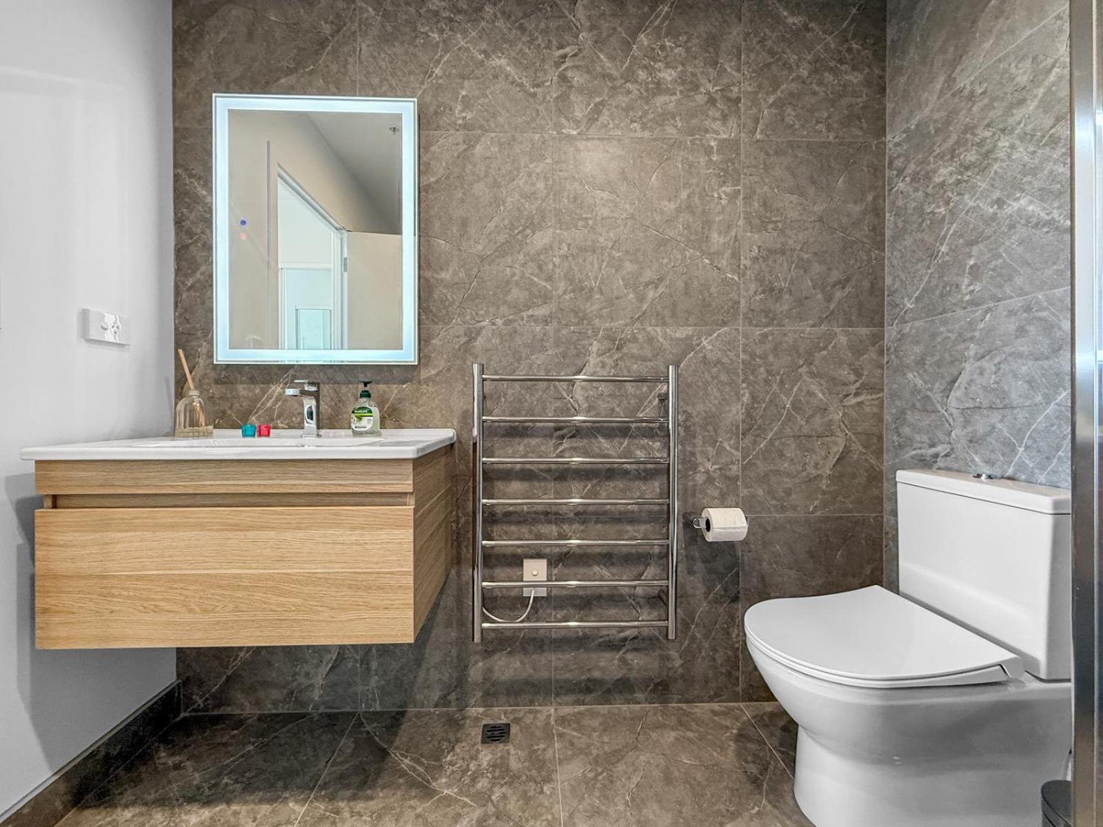 Enticing Ellerslie L New 1-bed L Stunning Views *