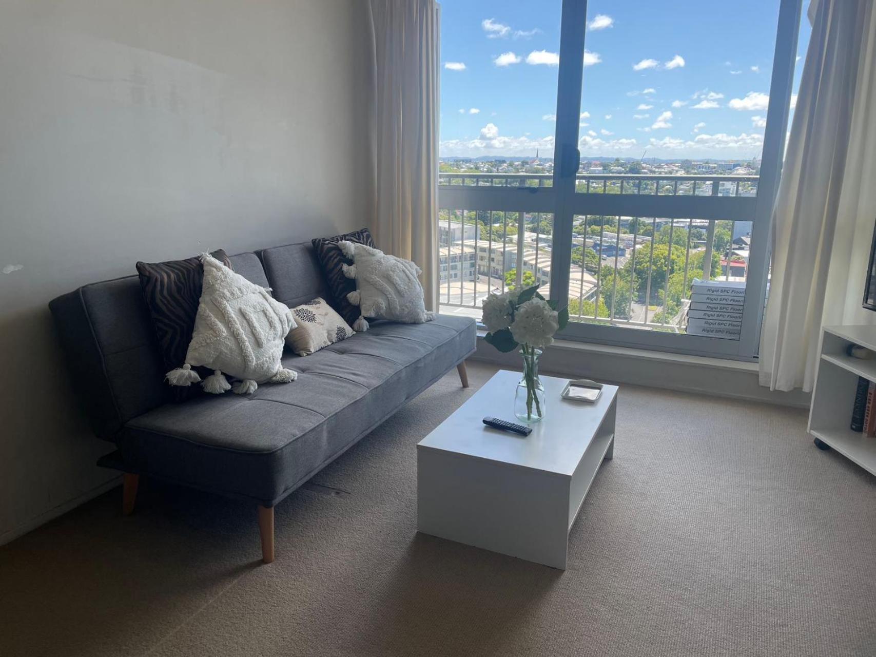 Apartment Aura B Two Bedrooms, 1 Living Wi-fi Skytower And Street View, Balcony , Easy Parking