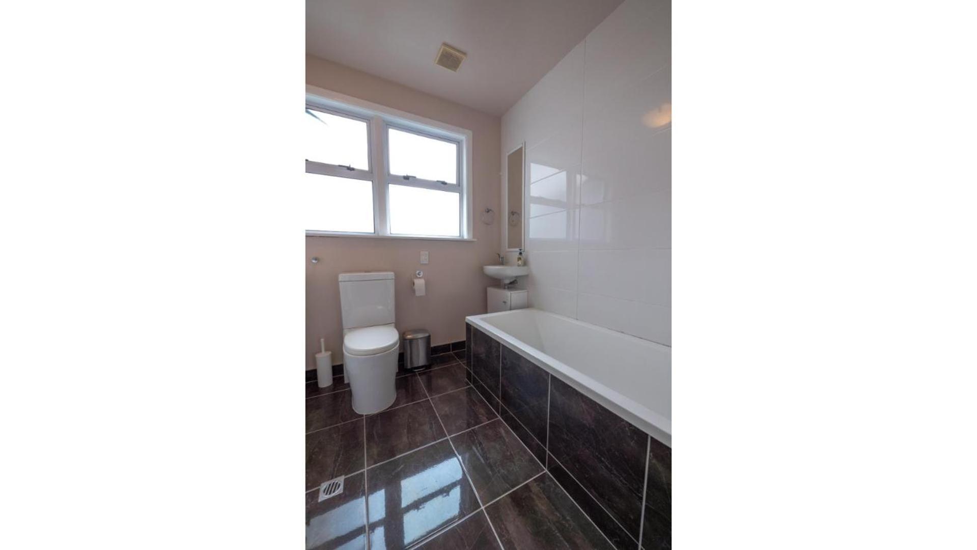 3-bedroom 2-bathroom Bright & Sunny Family Holiday home *