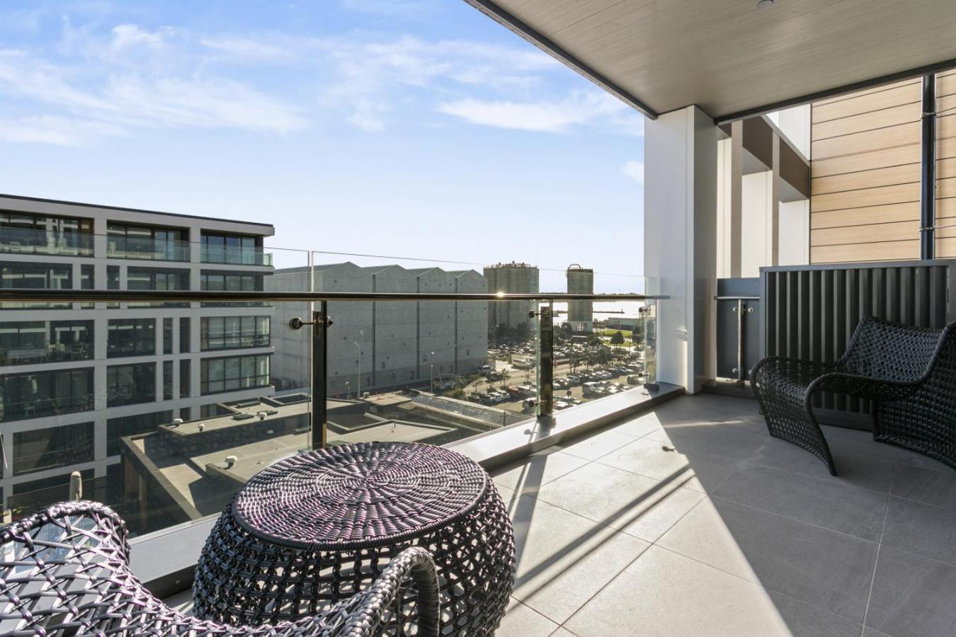 Luxury Living In Wynyard Quarter Apartment *