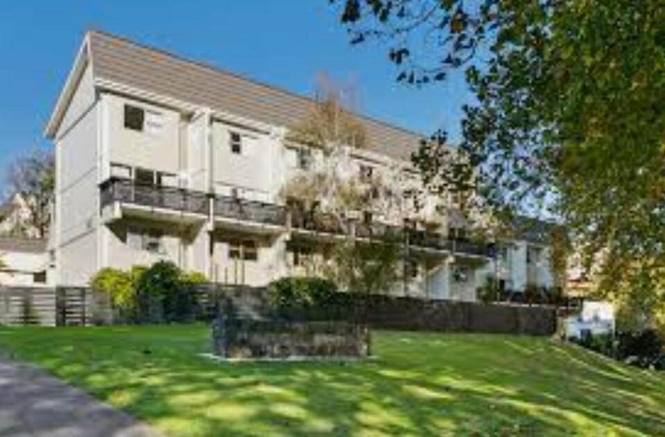 Sunny Fringe Townhouse With Private Parking Apartamento
