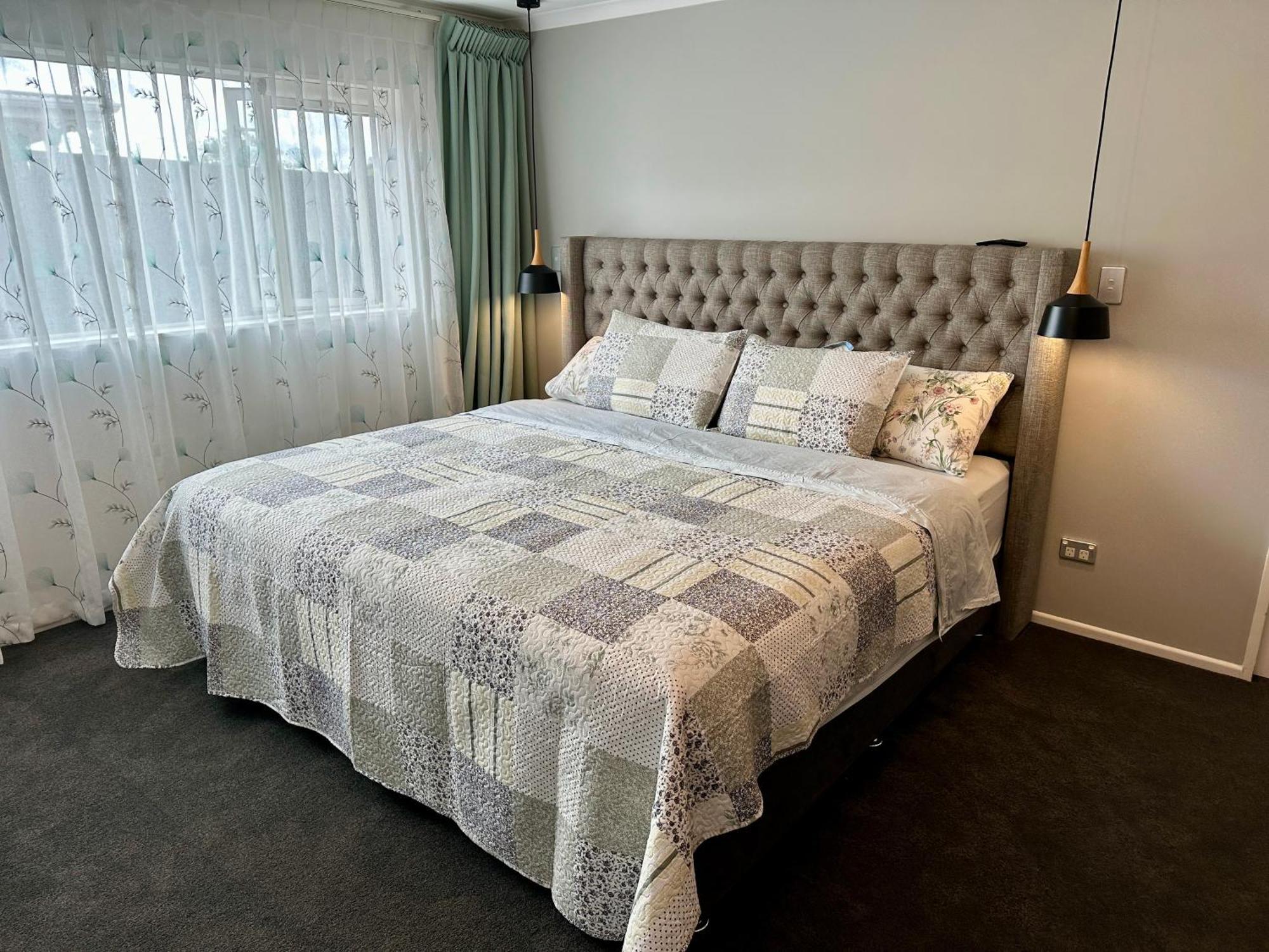 Modern Private Deluxe Master California Bed And Bathtub Auckland