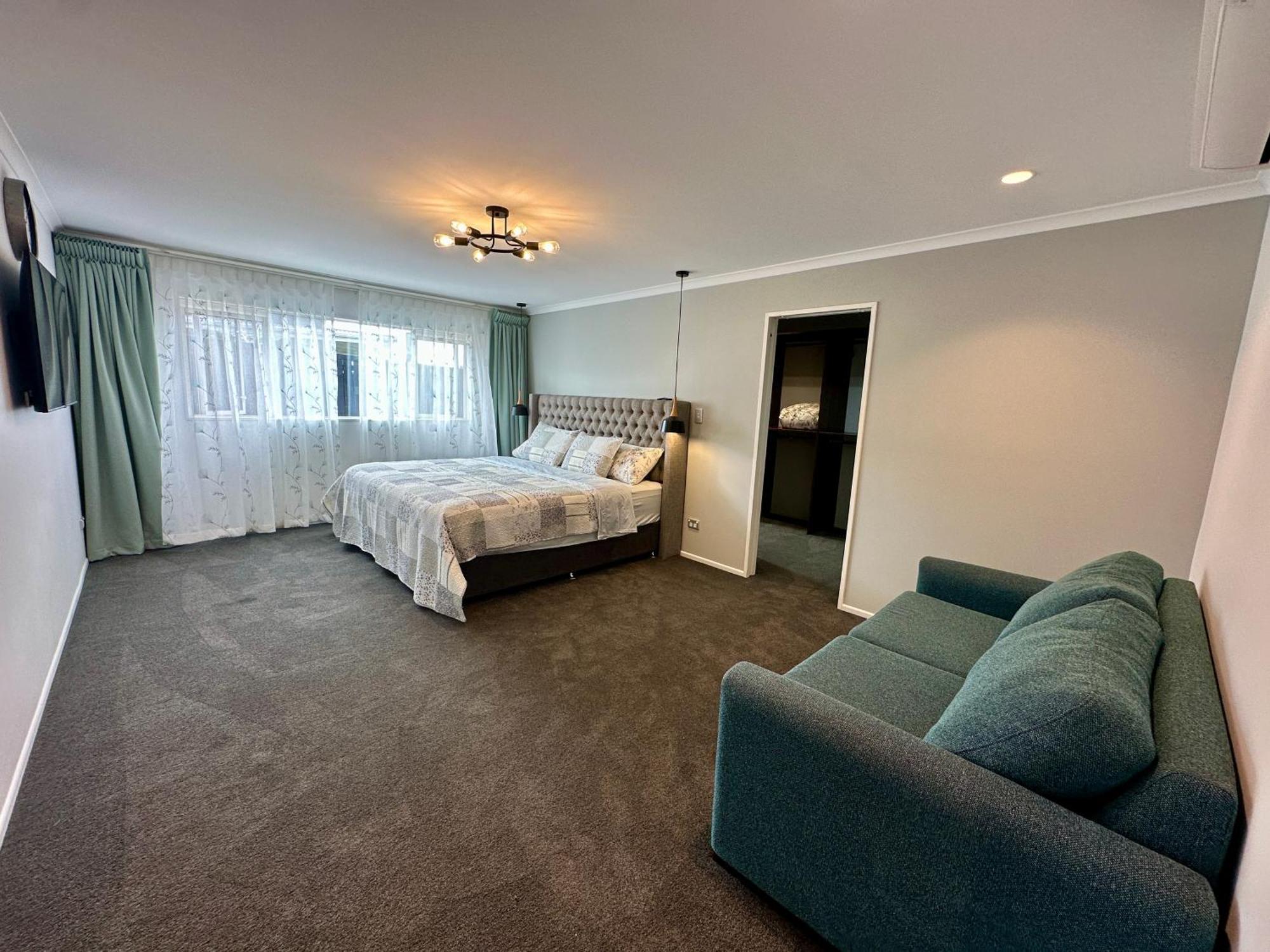 Modern Private Deluxe Master California Bed And Bathtub Holiday home