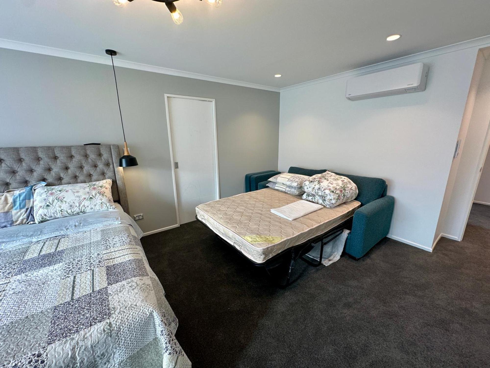 Holiday home Modern Private Deluxe Master California Bed And Bathtub *