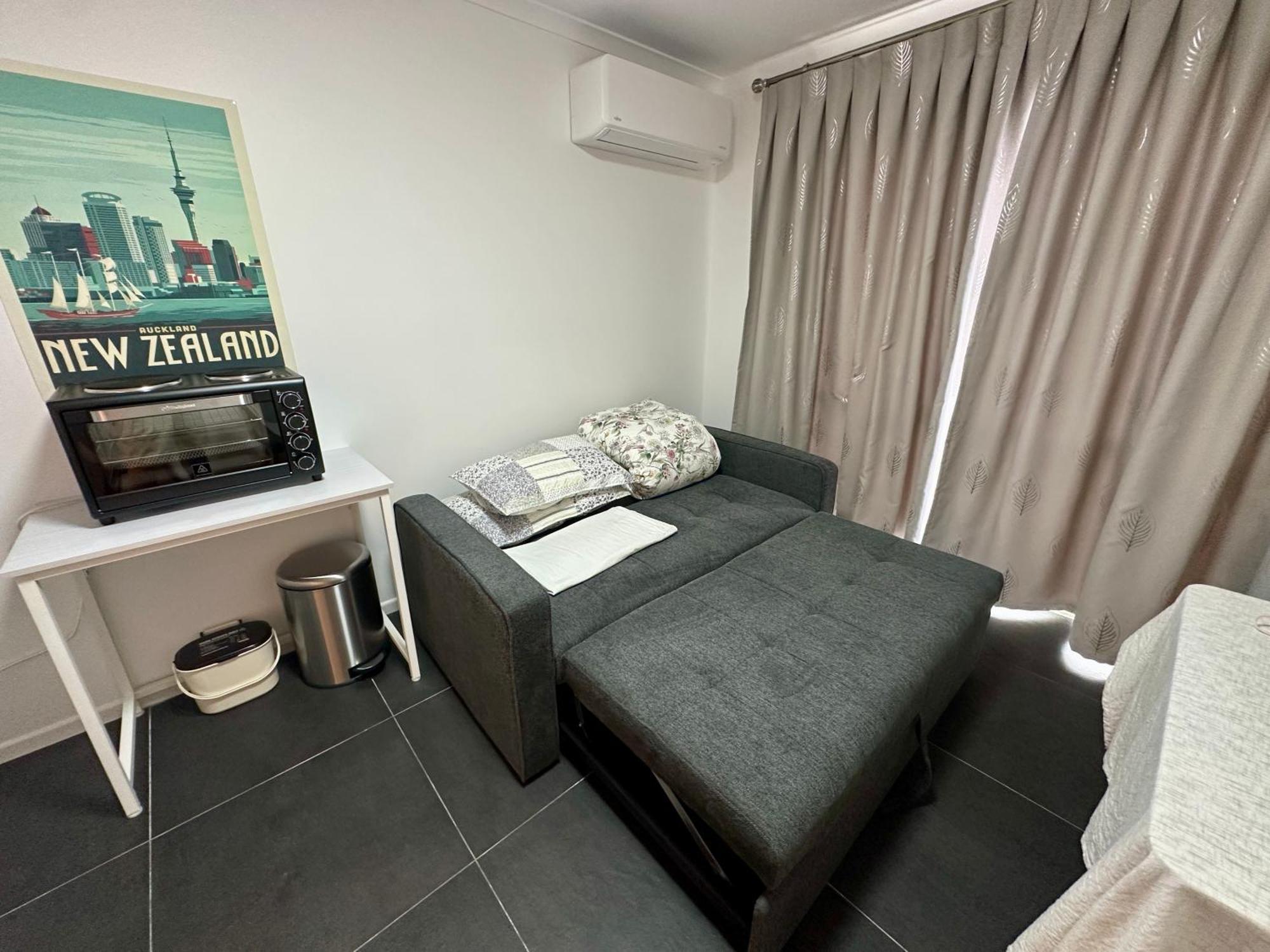 Modern Private Deluxe Master California Bed And Bathtub Holiday home Auckland