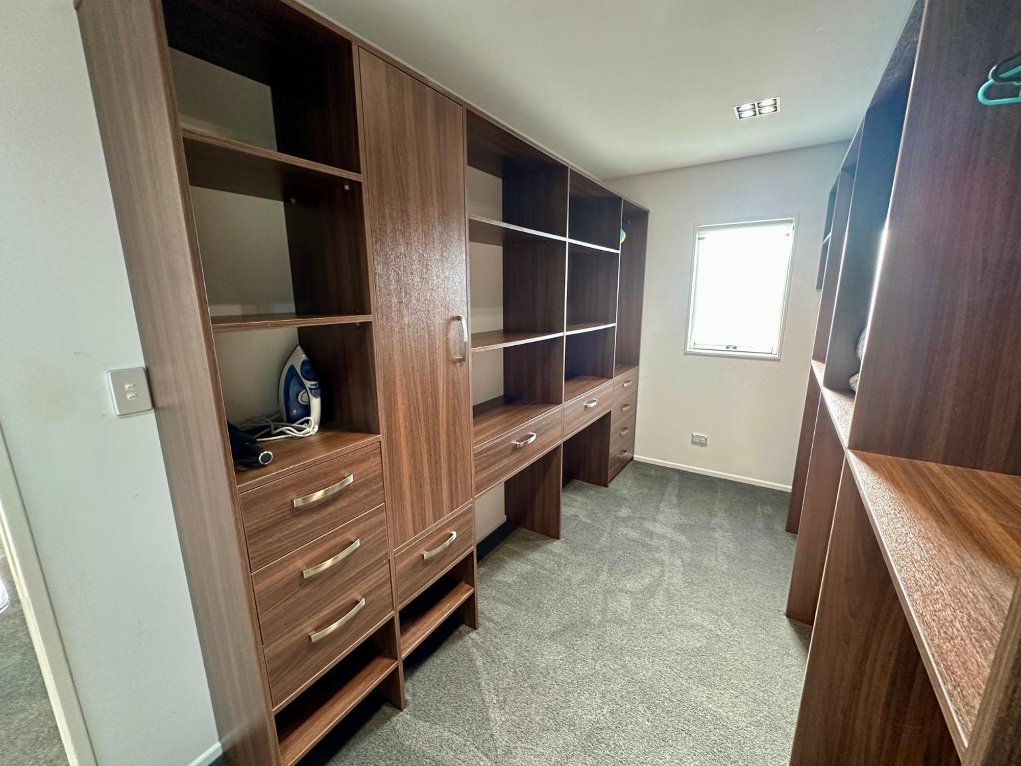 Modern Private Deluxe Master California Bed And Bathtub *