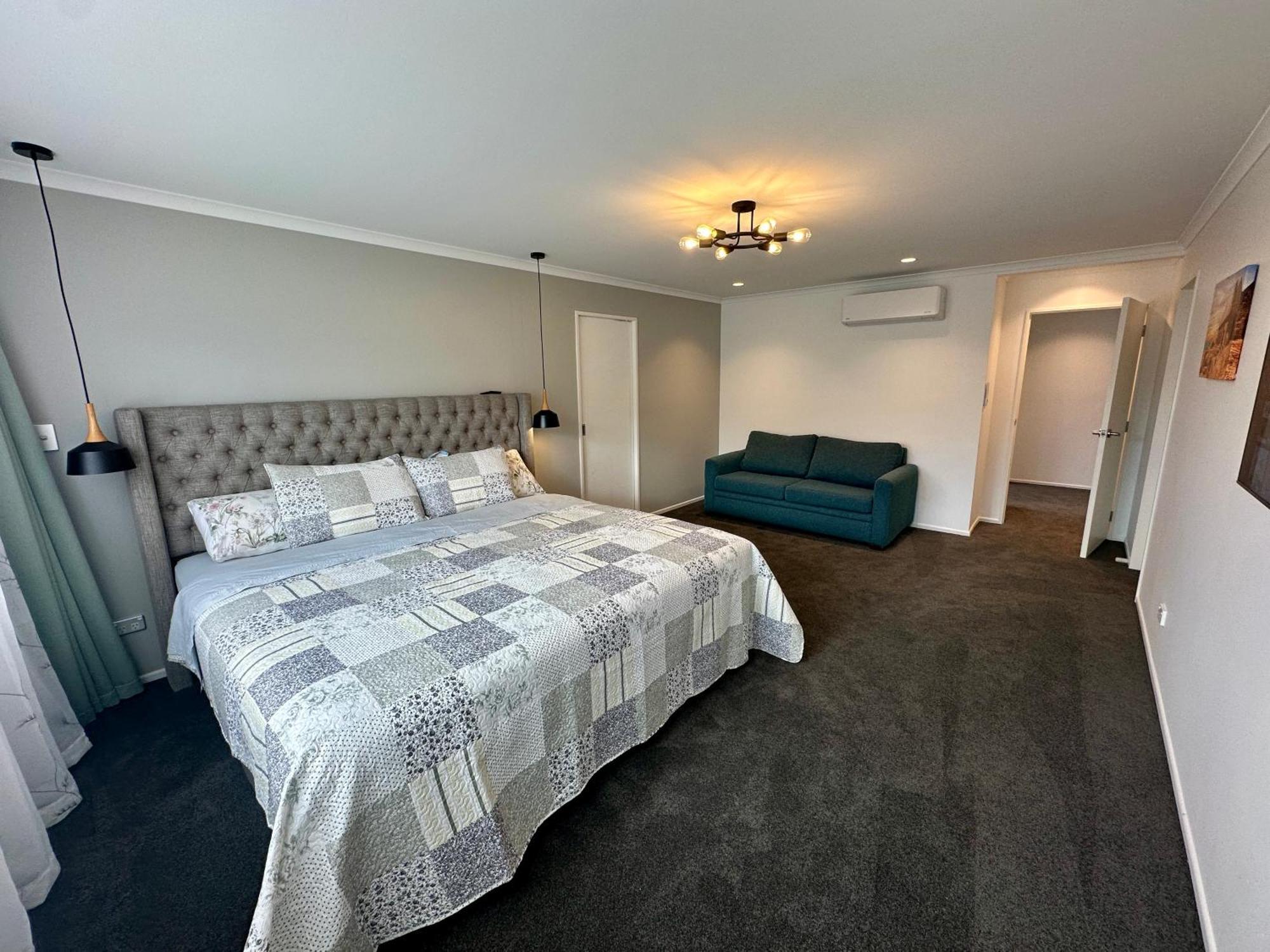 Modern Private Deluxe Master California Bed And Bathtub * Auckland