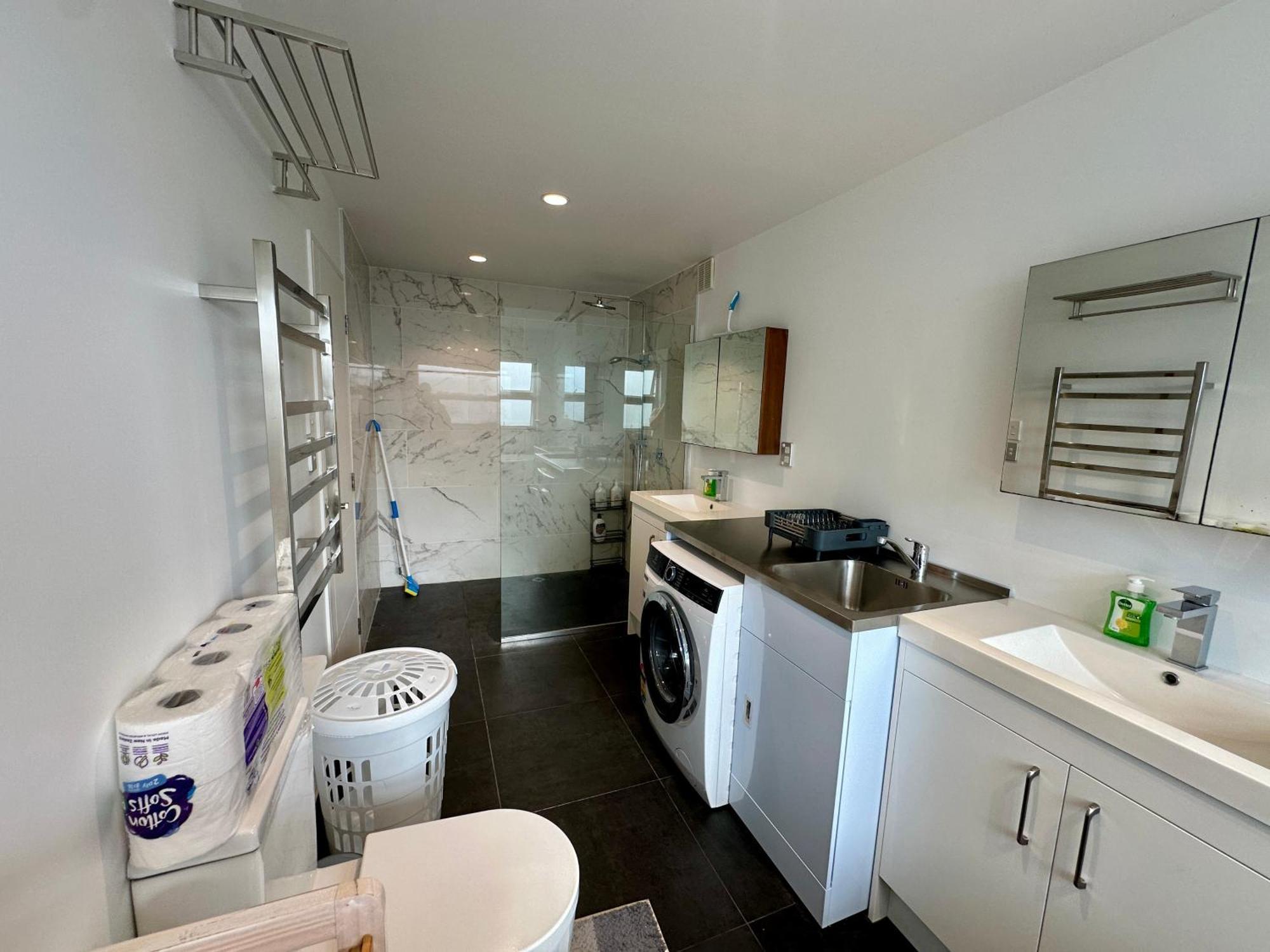 Modern Private Deluxe Master California Bed And Bathtub
