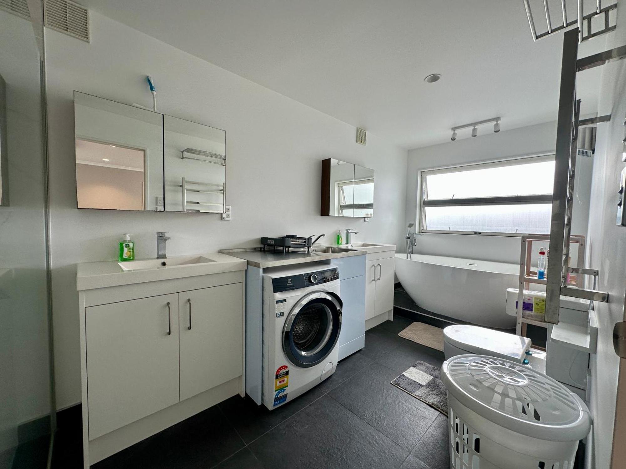 Modern Private Deluxe Master California Bed And Bathtub Holiday home *