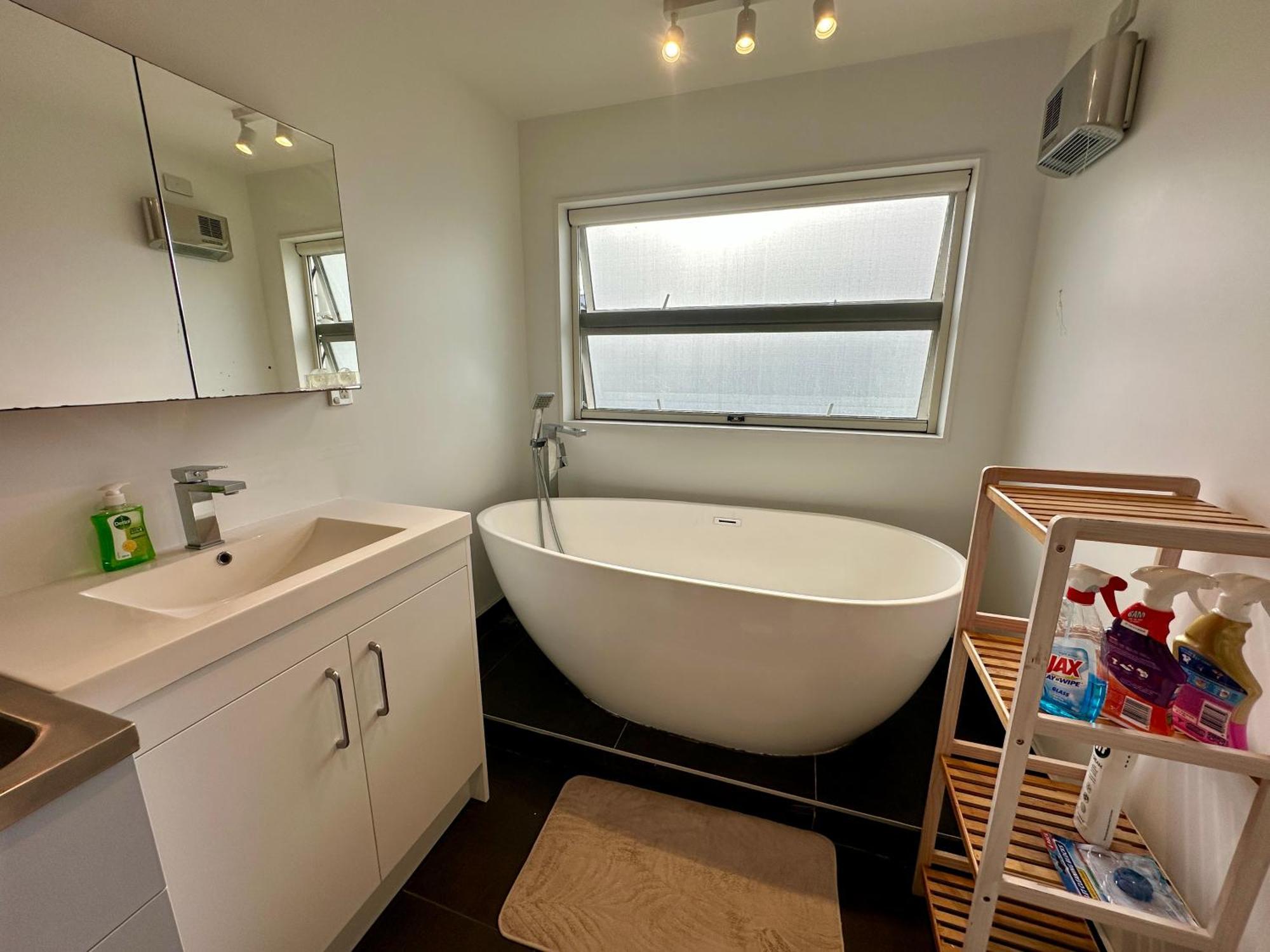 Modern Private Deluxe Master California Bed And Bathtub Auckland