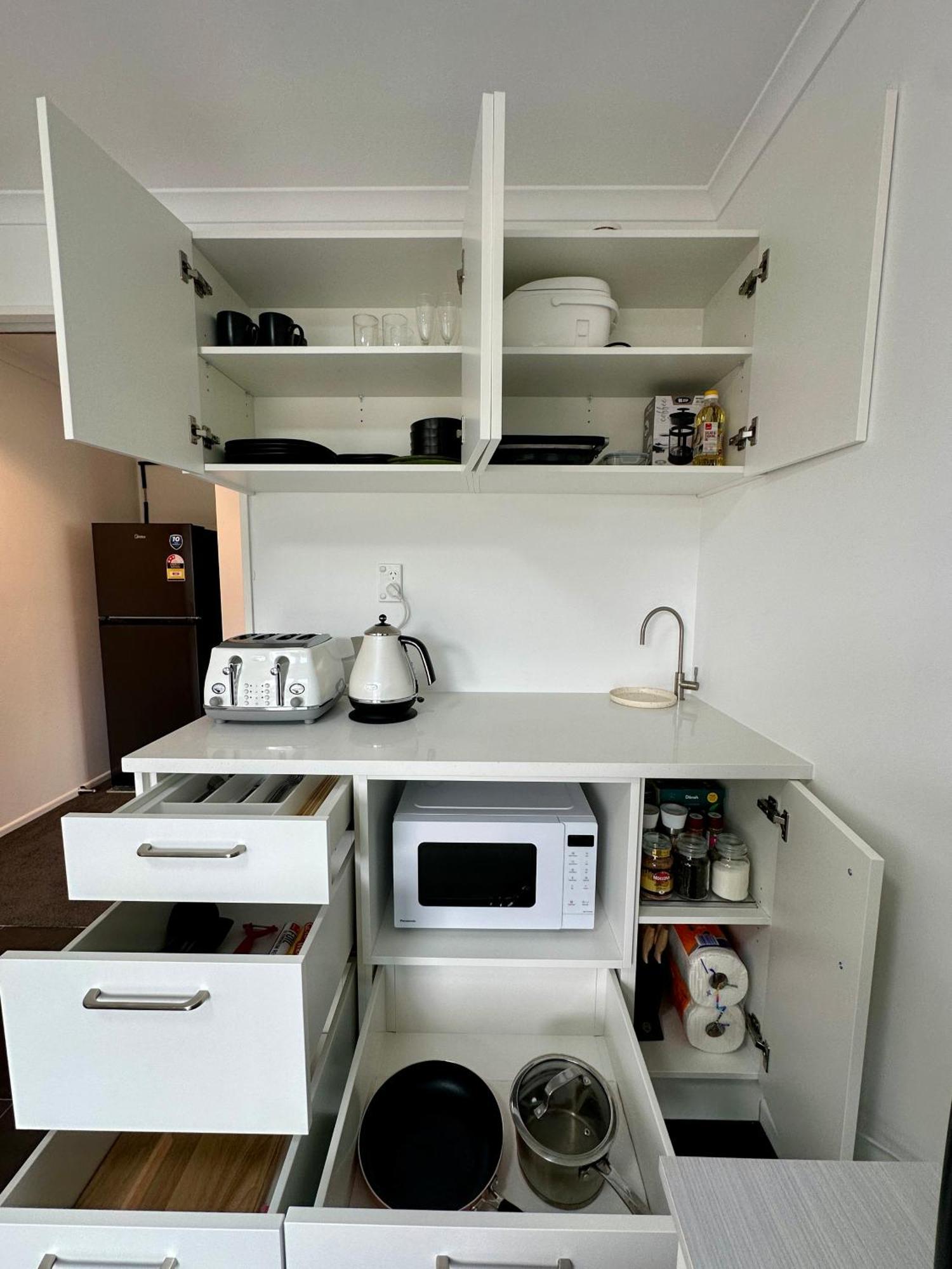 Modern Private Deluxe Master California Bed And Bathtub * Auckland