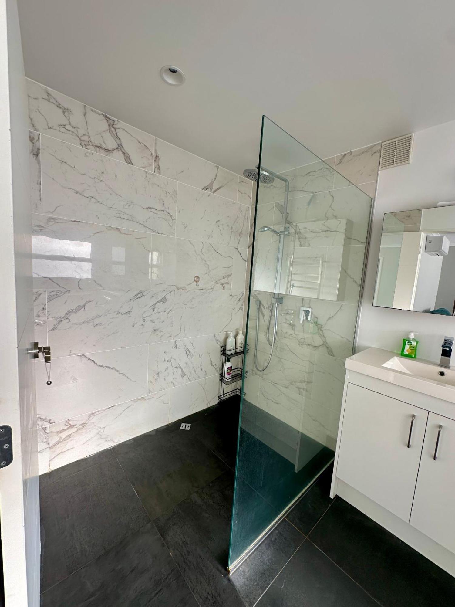 Modern Private Deluxe Master California Bed And Bathtub Holiday home *