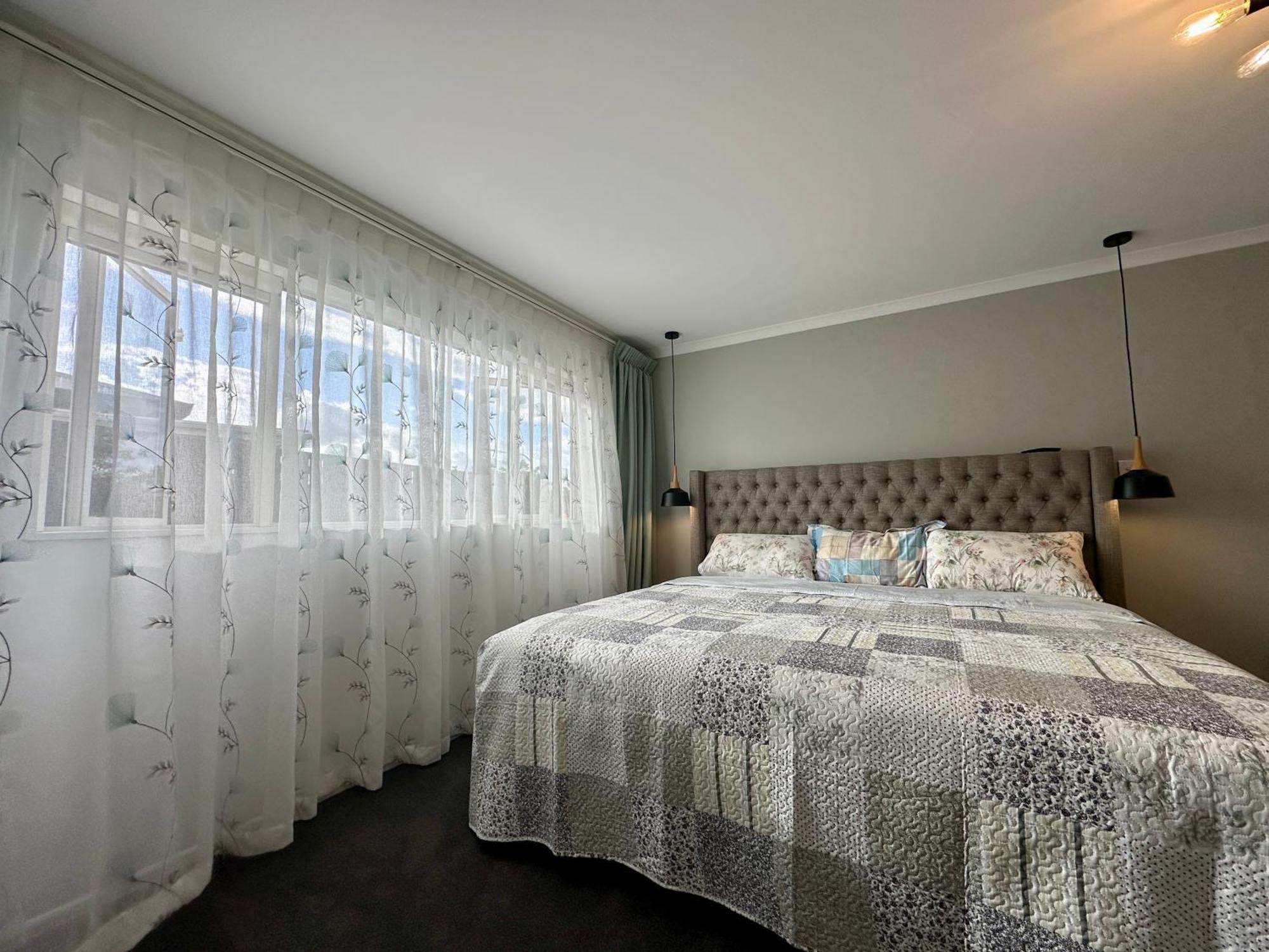 Modern Private Deluxe Master California Bed And Bathtub *