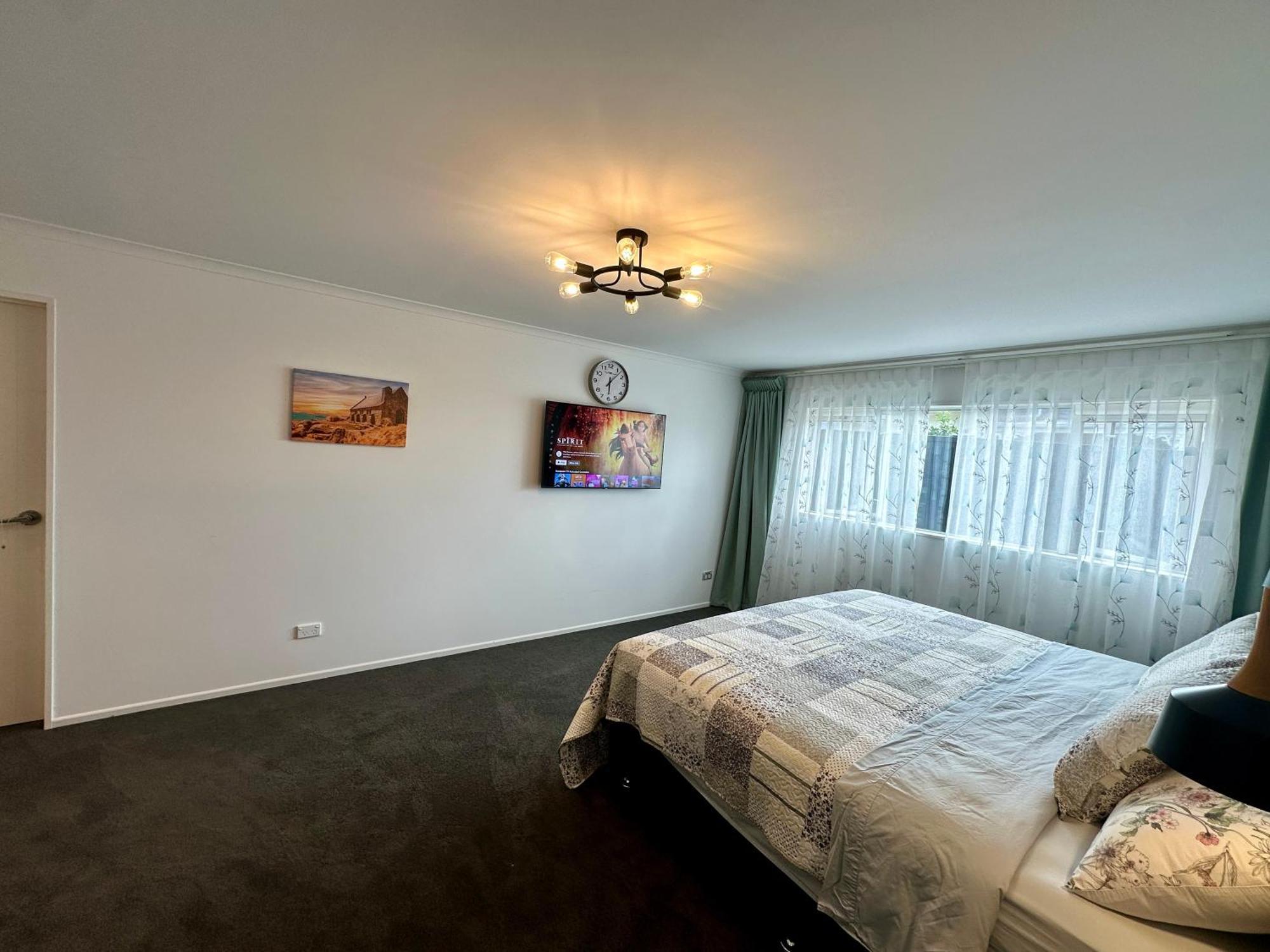 Modern Private Deluxe Master California Bed And Bathtub * Auckland
