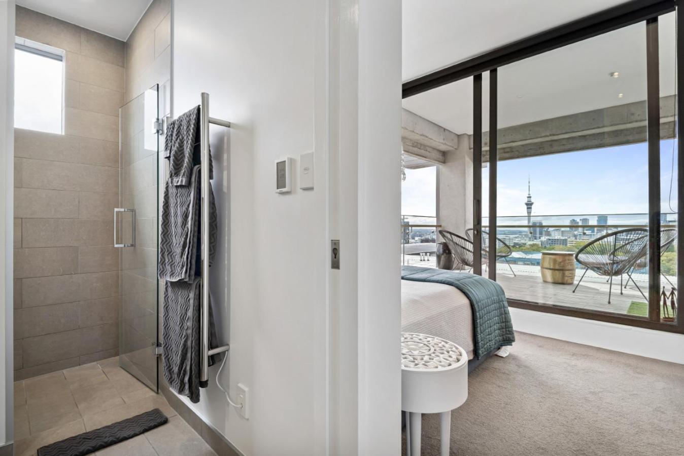 Spacious Luxe 2bd With Harbour Views And Parking Apartment Auckland