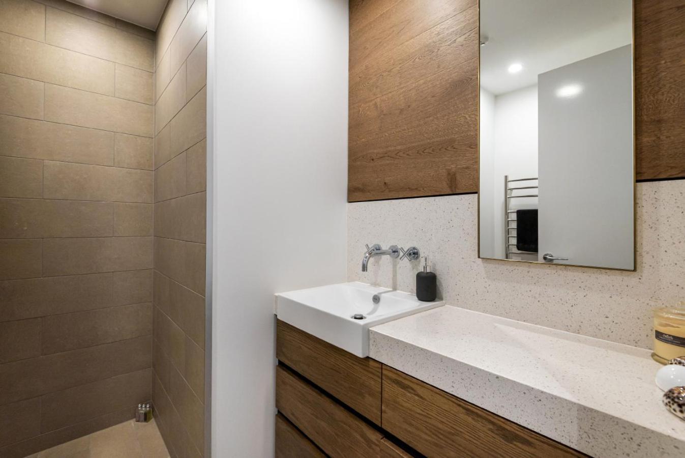 Spacious Luxe 2bd With Harbour Views And Parking * Auckland