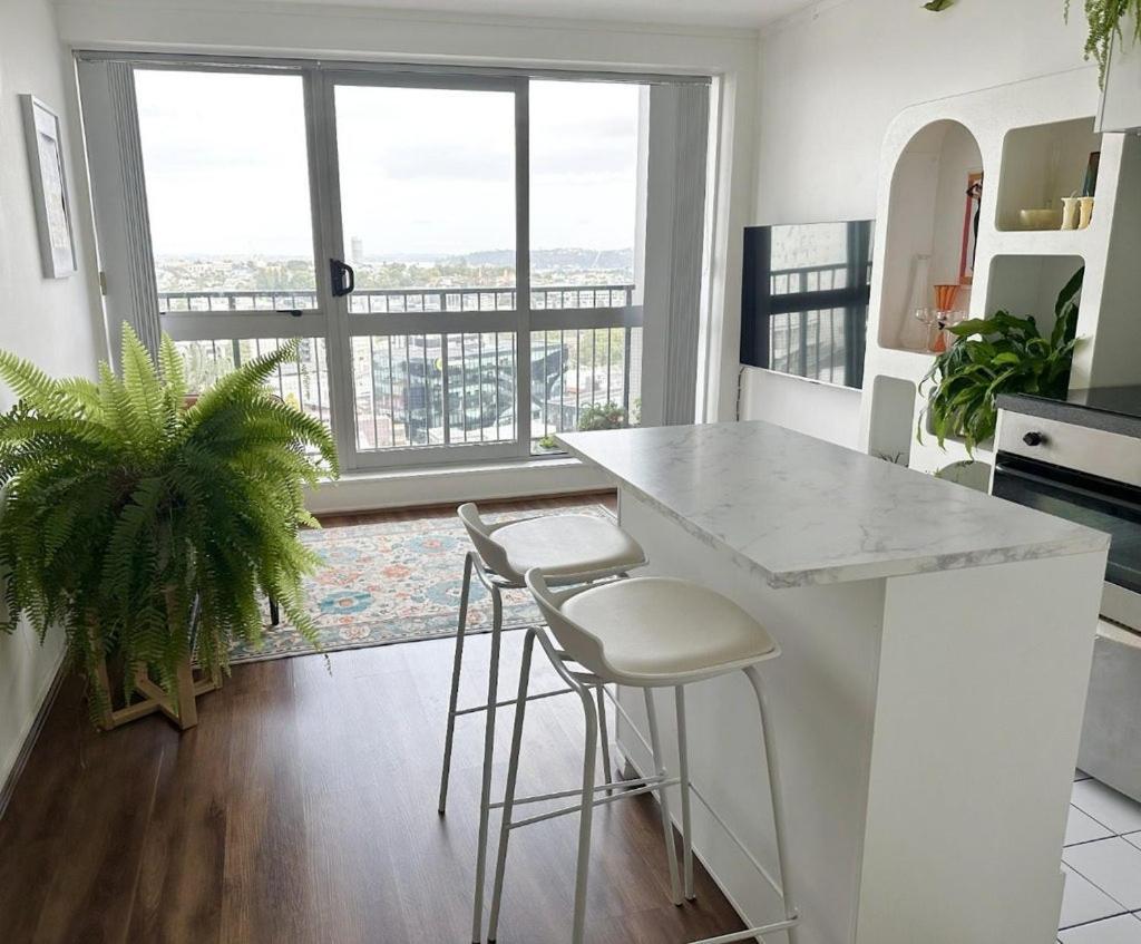 Aura D1404 Two Bedroom1 Living Wifi ,balcony, Harbor View, Easy Parking *