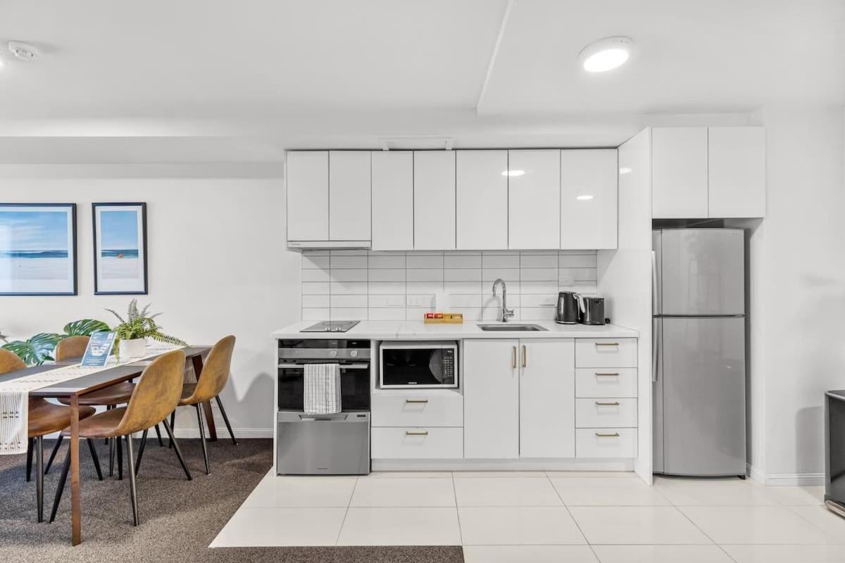 2br With Balcony & Parking In Prime Spot Apartment *