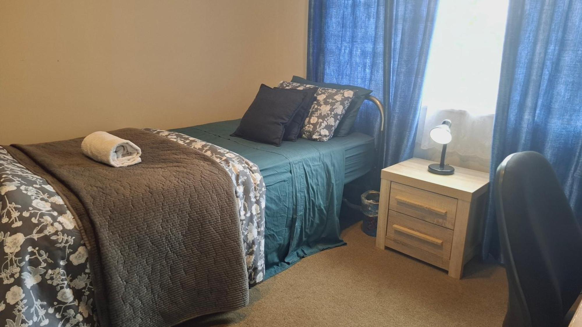 Modern Sunny & Comfy Near Henderson, Homestay Auckland