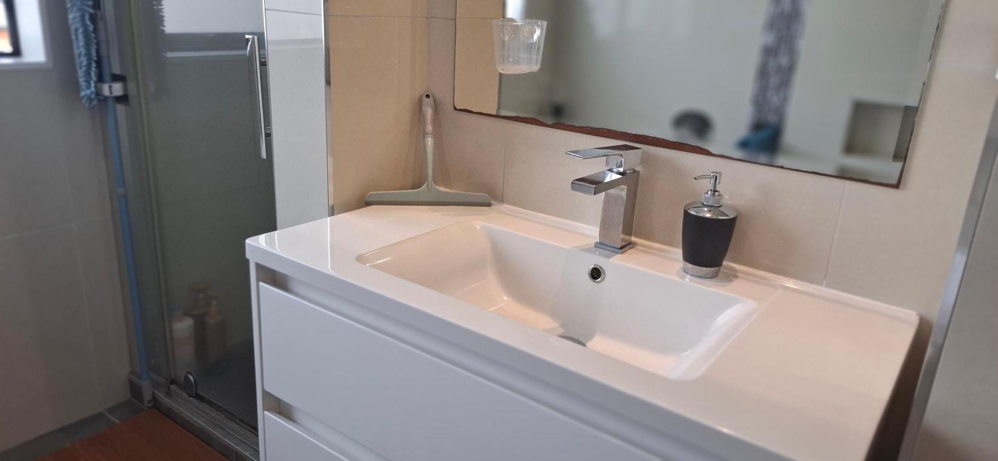 Modern Sunny & Comfy Near Henderson, * Auckland