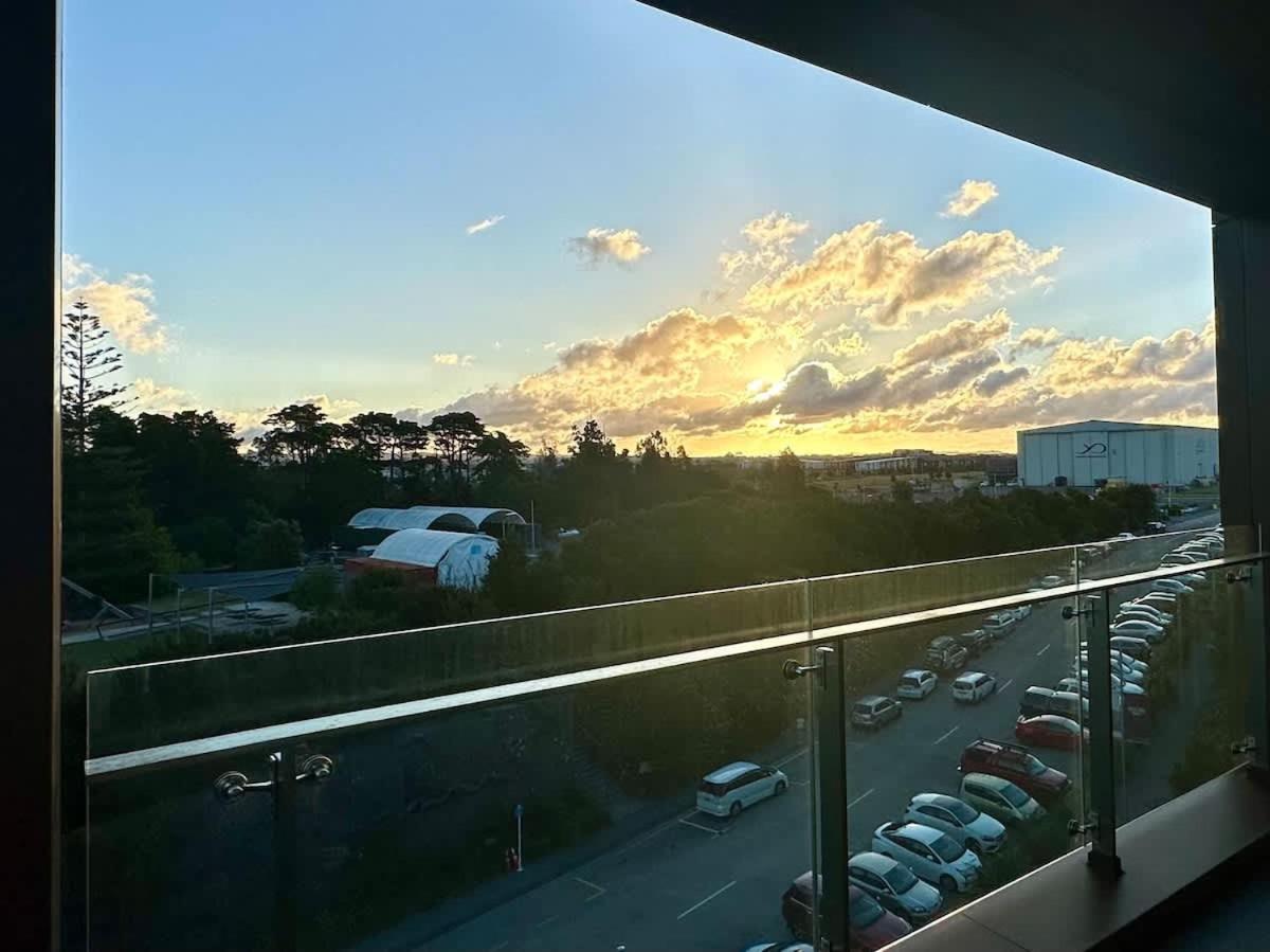 1br With Balcony Free Parking & Close To Ferry Apartment