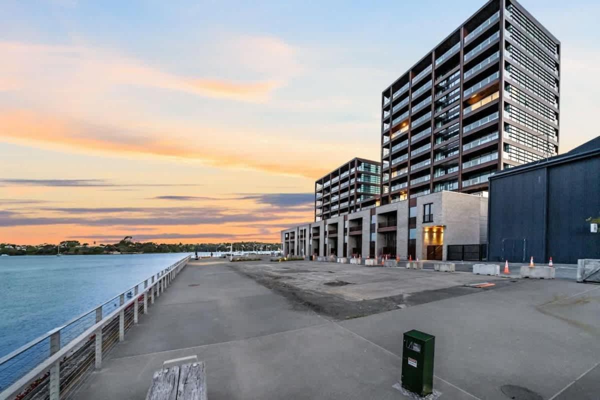1br With Balcony Free Parking & Close To Ferry *